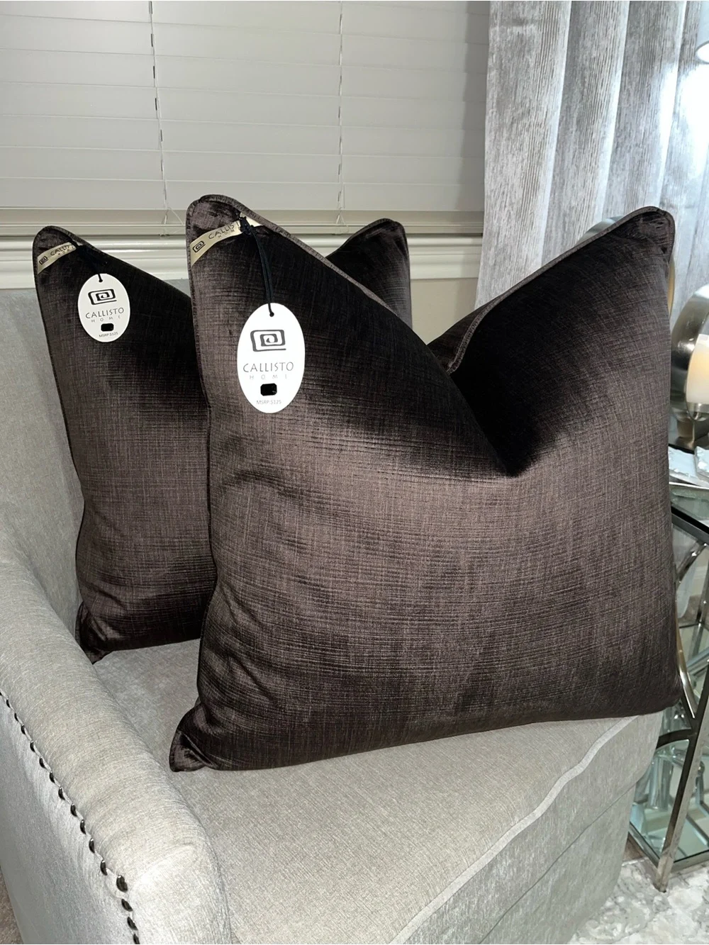 1-NWT CALLISTO HOME CHOCOLATE BROWN LUXURY VELVET DECORATIVE PILLOW (T0258F11)